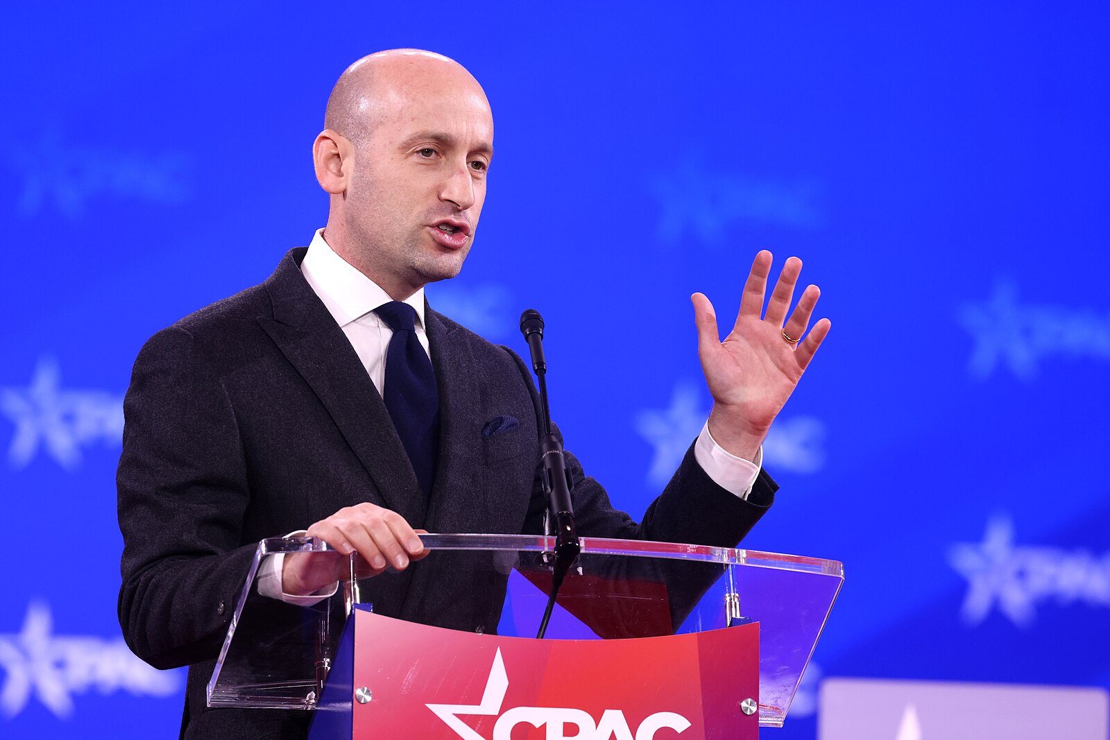 Un cabinet d’avocats aligné sur Trump dépose une plainte pour droits civils contre PRH