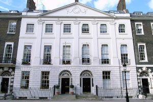Malgré la baisse des ventes, les bénéfices ont augmenté à Bloomsbury au cours de l&rsquo;exercice 2026