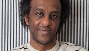 Le président du PEN Amérique, Dinaw Mengestu, démissionne