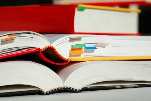 Les dépenses consacrées au matériel de cours universitaire diminuent à nouveau