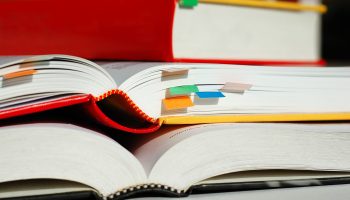 Les dépenses consacrées au matériel de cours universitaire diminuent à nouveau