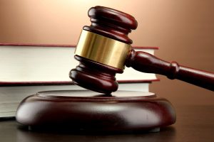 Le conseil scolaire de Floride n&rsquo;a pas de « privilège législatif » pour les retraits inexpliqués de livres, selon le tribunal
