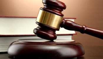 Le conseil scolaire de Floride n&rsquo;a pas de « privilège législatif » pour les retraits inexpliqués de livres, selon le tribunal